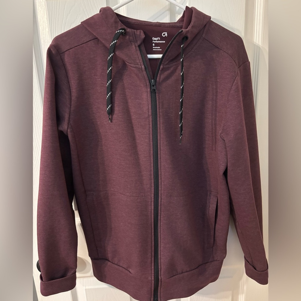 GapFit Performance Hoodie. Size S Maroon. Like New Condition. Breathable